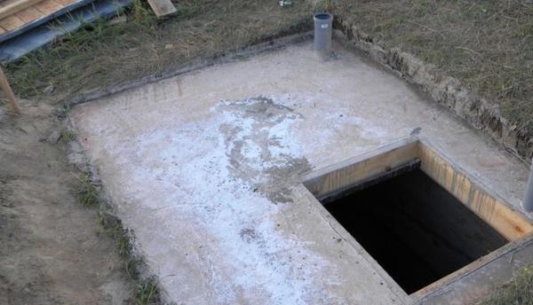 Для установки потолка в погреб можно использовать бетонную плиту толщиной около 30 см
