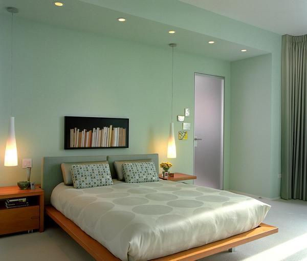 Чтобы обеспечить равномерное освещение всей площади спальни, светильники необходимо располагать по обеим сторонам от кровати