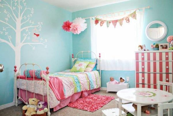 Очень часто детскую комнату оклеивают бирюзовыми обоями, так как этот цвет смотрится позитивно и радужно