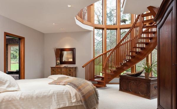 На сегодняшний день наиболее популярными являются красивые и элегантные деревянные лестницы