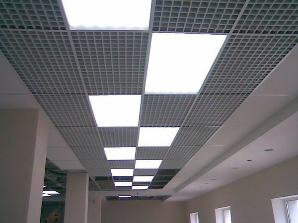 Для высокого потолка встроенные светильники подойдут прекрасно, особенно в офисных помещениях и учебных заведениях