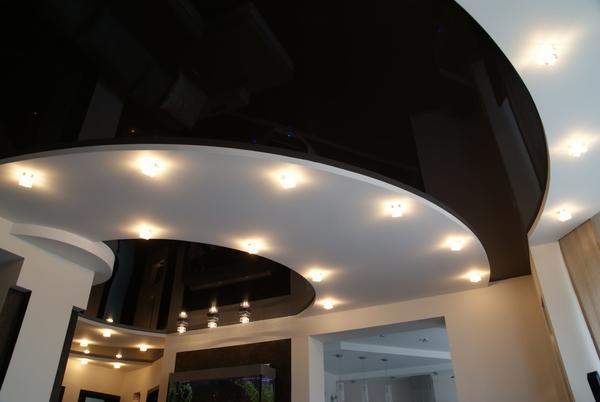 Черно-белые многоуровневые потолки - модное направление, облегчающее создание зон в помещении и восприятие интерьера
