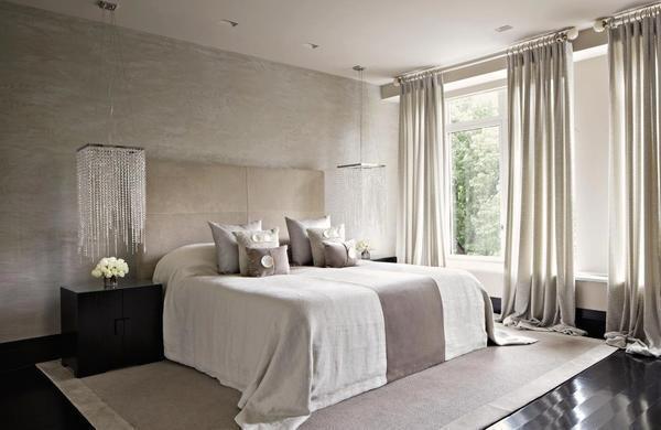 Мебель светлого цвета гармонично сочетается с текстильным убранством спальни - шторами, покрывалами, подушками, а также успокаивает и вызывает чувство умиротворенности