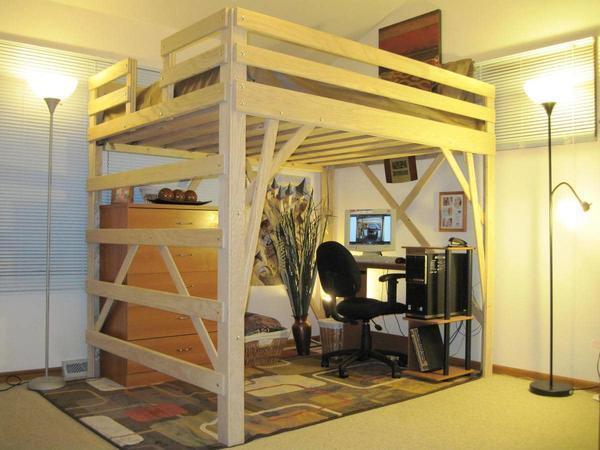 Спальня с кроватью-чердаком — альтернативное решение, чтобы практично и функционально использовать пространство помещения