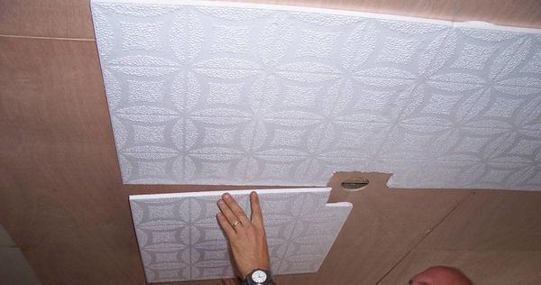 Пенопласт — самый дешёвый материал для отделки потолка на балконе, поэтому многие считают его оптимальным вариантом для интерьера этого помещения