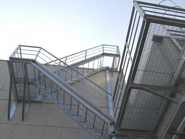 Основная цель запасной лестницы – создание возможности для людей безопасно и быстро покинуть здание при чрезвычайной ситуации