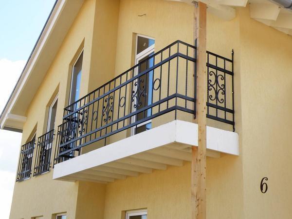 Для балконов, сделанных в классическом стиле, хорошо подойдут металлические ограждения с кованными элементами 