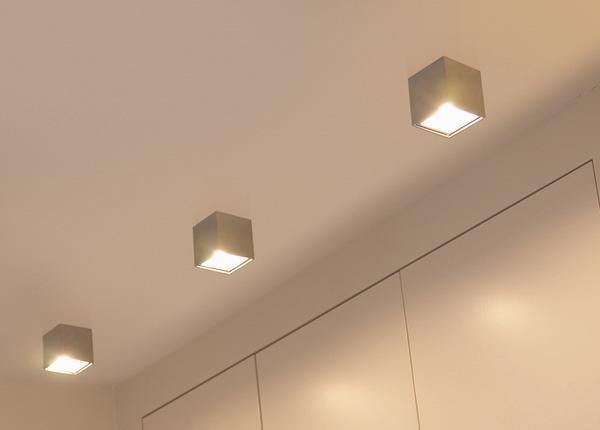 Накладные светильники идеально подойдут для освещения помещения с низким потолком