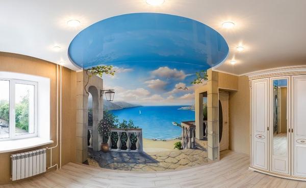 Морские мотивы в росписи стен и потолка помогут визуально расширить небольшое помещение