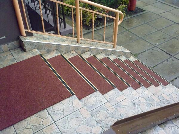 Резиновые коврики способны повысить степень безопасности уличной лестницы 