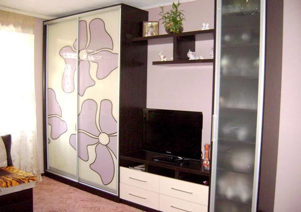 Многие предпочитают выбирать именно шкаф-купе для спальни, поскольку он отлично экономит пространство в комнате