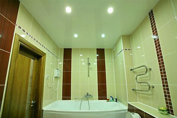 Если комната обустроена натяжным потолком, то светильники выбираются и с учетом технических особенностей ПВХ пленки