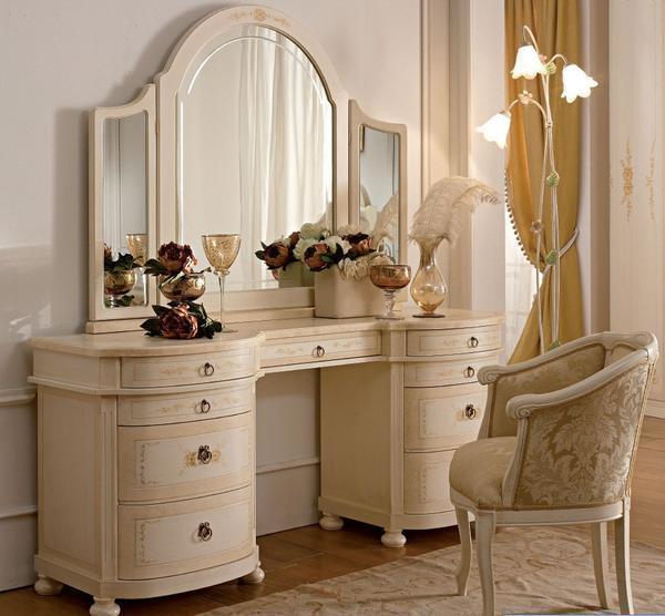 Для туалетного столика, выполненного в классическом стиле, хорошо подойдет деревянное кресло с мягкой обивкой. Если столик сделан в стиле хай-тек, то лучше выбирать пуф