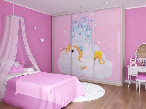 Шкаф в детской спальне можно украсить объемными наклейками, на которых изображены любимые мультипликационные персонажи вашего ребенка 