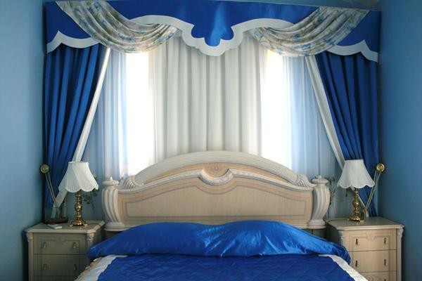 Сине-белые портьеры будут смотреться очень красиво и элегантно в вашей спальне