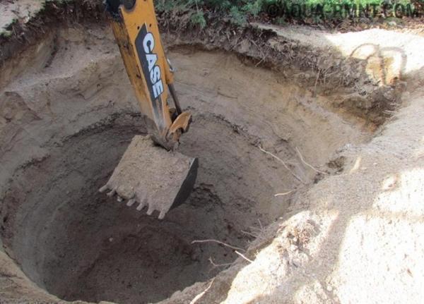 Яму для бетонных колец лучше всего копать с помощью экскаватора 