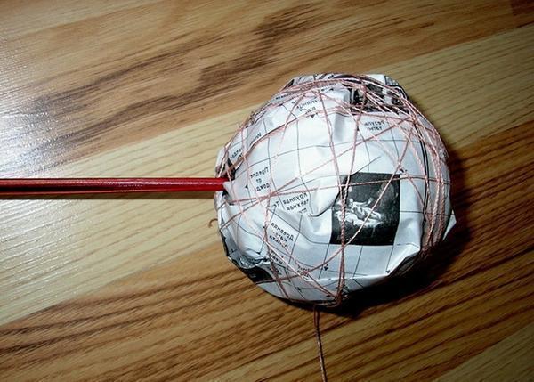 Также можно изготовить шарик из обычной ваты, плотно обмотав основу бумагой и нитками