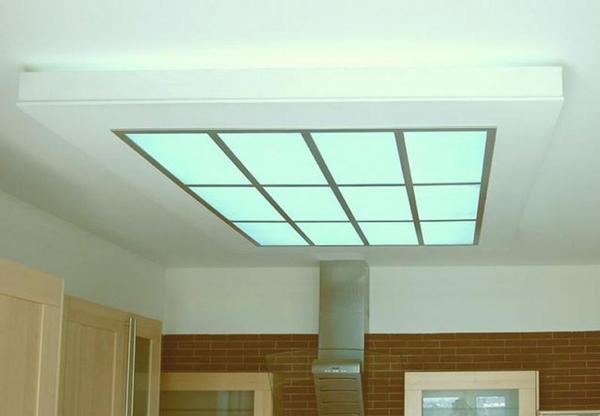 Потолок из поликарбоната обладает высокими звуко- и теплоизоляционными качествами, влагоустойчивостью, уникальными гигиеническими свойствами 