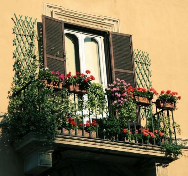 Решая, как оформить балкон цветами, важно минимизировать допустимую нагрузку на балкон