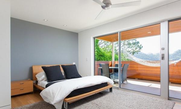 Спальню и балкон можно оформить в одном дизайне, что сделает их гармоничными между собой