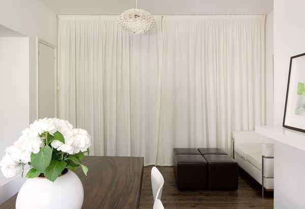 Белые шторы визуально увеличивают пространство маленькой комнаты