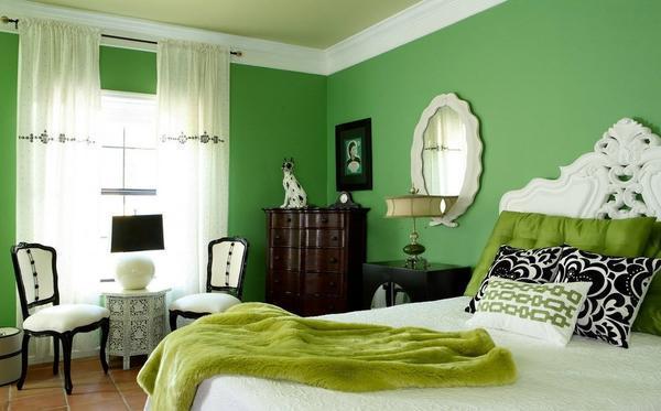 Зеленый цвет в спальне благоприятно влияет на психику человека, создаёт атмосферу спокойствия и уюта