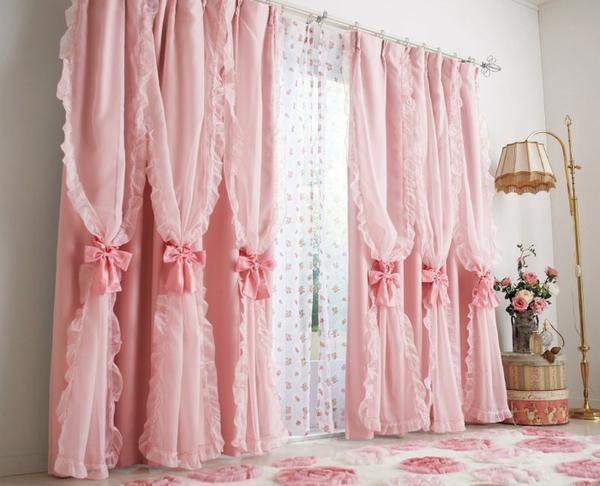 Розовые занавески в любой комнате выглядят очень оригинально