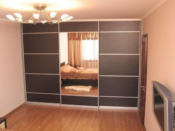 Стильно дополнить интерьер спальной комнаты можно при помощи красивого шкафа-купе с зеркальными дверцами