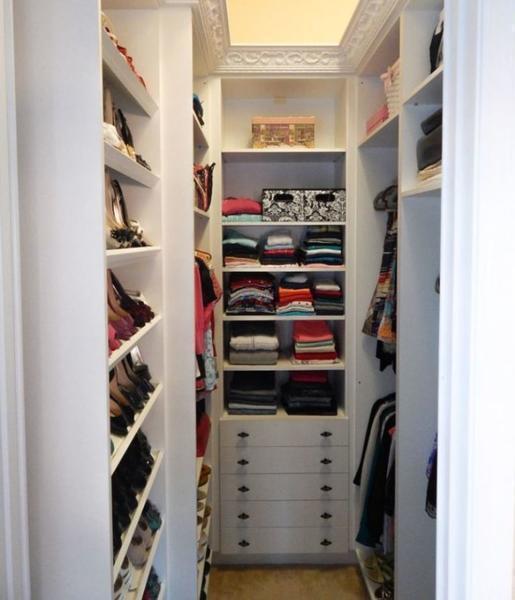 Если вы хотите переоборудовать прихожую под гардероб, тогда следует подбирать компактный, но функциональный шкаф