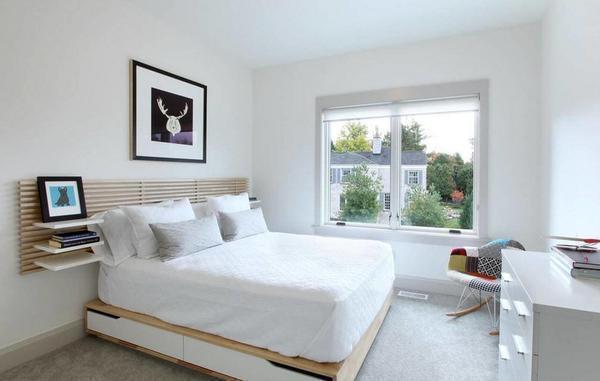 Оформление спальни в светлых тонах позволит сделать комнату более просторной