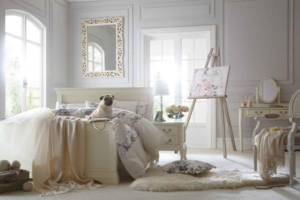 В спальню в стиле шебби-шик хорошо впишется высокая деревянная кровать, окрашенная в белый цвет 