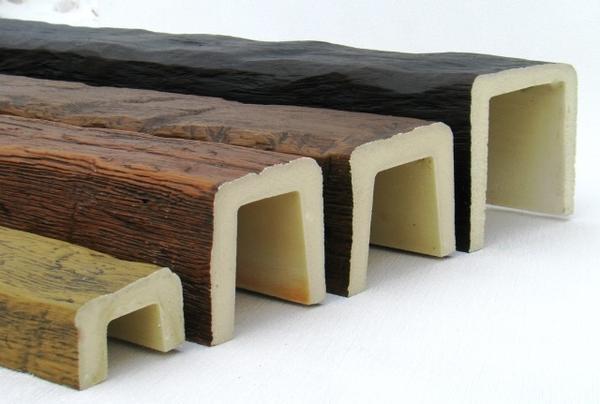 Потолочные фальшбалки из полиуретана имеют небольшой вес и прекрасно имитируют материал из натуральной древесины