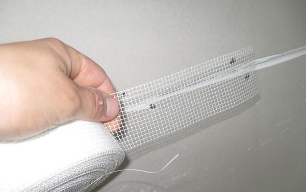 Чтобы в дальнейшем избежать трещин на оштукатуренной стене, необходимо использовать армированную пластиковую сетку под шпаклевку