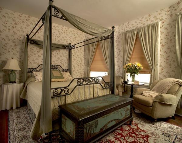 Избежать мрачности в бежевой спальне, оформленной в роскошном викторианском стиле, поможет изящный, со вкусом подобранный декор или игра на контрастах