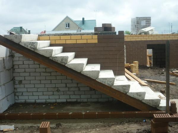 Перед тем как устанавливать лестницу из бетона, необходимо правильно произвести все расчеты по ее изготовлению