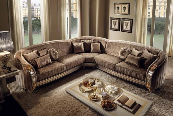 Прекрасно в интерьере гостевой комнаты в классическом стиле будет смотреться классический диван угловой формы