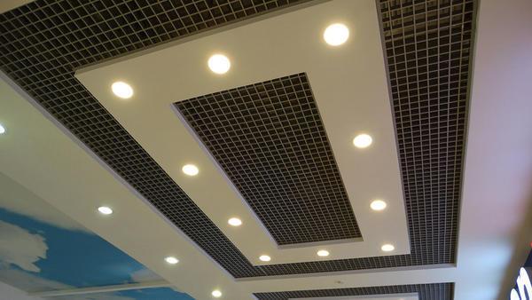 Точечные светильники в подвесном потолке отлично подойдут для качественного освещения рабочей зоны или места отдыха 