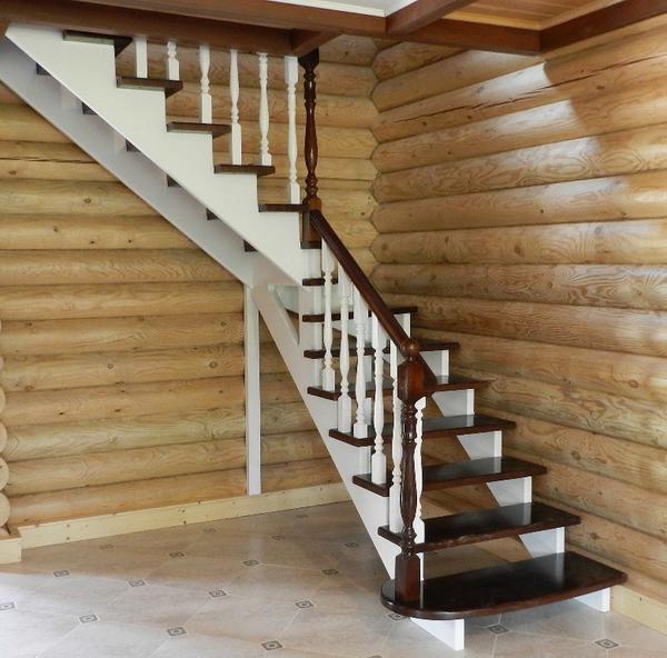 Сделать лестницу комфортной и безопасной для подъема на второй этаж можно при помощи правильно подобранных высоты и ширины ступеней
