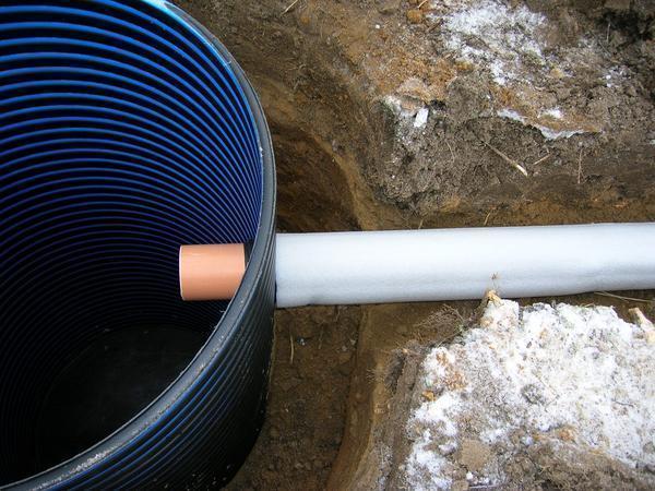 При прокладке труб канализации их следует утеплить, чтобы они не замерзли при минусовой температуре 