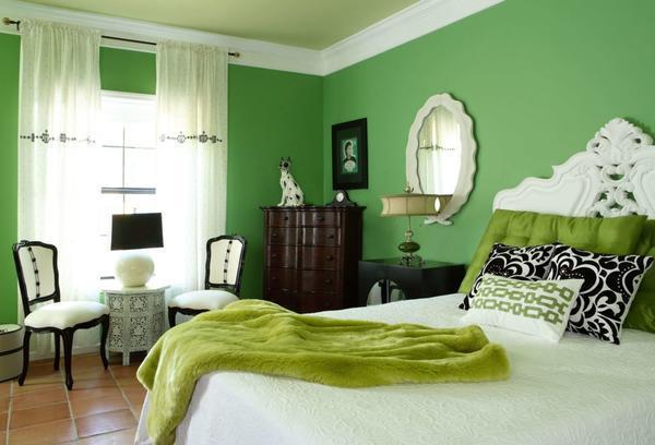Если зеленые обои в спальне, тогда шторы лучше всего подбирать белые или светлых оттенков 