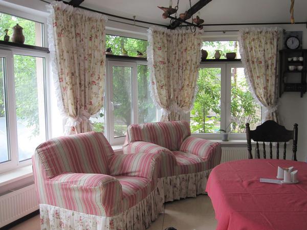 Отличным решением является оформление небольшой комнаты в стиле прованс с применением текстиля светлых цветов 