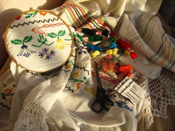 Вышивкой крестиком украшают одежду, домашний текстиль и предметы декора
