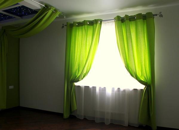 Зеленые шторы можно использовать в любом интерьере вне зависимости от его стиля 