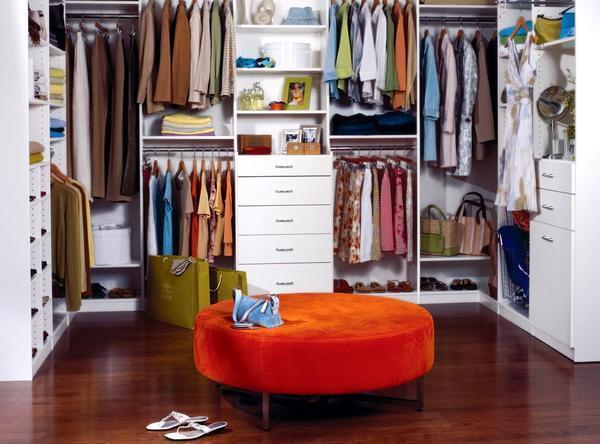Мягкий пуф не только обеспечит возможность присесть, но и разнообразит интерьер гардеробной комнаты
