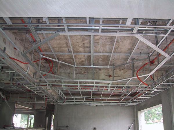 Готовая конструкция для натяжного потолка намного упрощает работу монтажника и ускоряет сам процесс ремонта