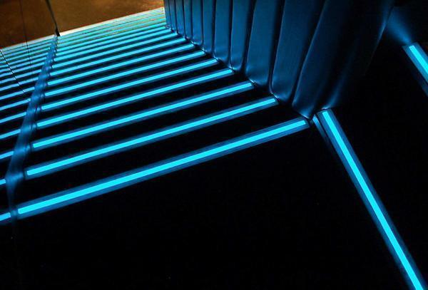Светодиодная лента хорошо смотрится на лестнице в интерьере, выполненном в стиле модерн или хай-тек 