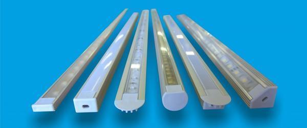 Учитывая достоинства встраиваемых алюминиевых профилей, используемых в монтаже светодиодных ламп, можно обеспечить безопасную подсветку потолка или лестниц в ночное время