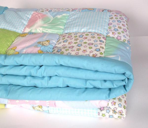 Для изготовления лоскутного одеяла лучше всего подойдут натуральные хлопчатобумажные или льняные ткани
