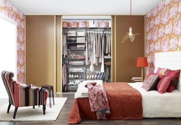 Гардеробные в спальне имеют широкий функционал: в них предусмотрено место для обуви, верхней и нижней одежды, аксессуаров и других вещей 