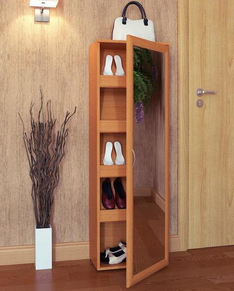 Подбирать узкий шкафчик для обуви следует так, чтобы он гармонично дополнял интерьер прихожей